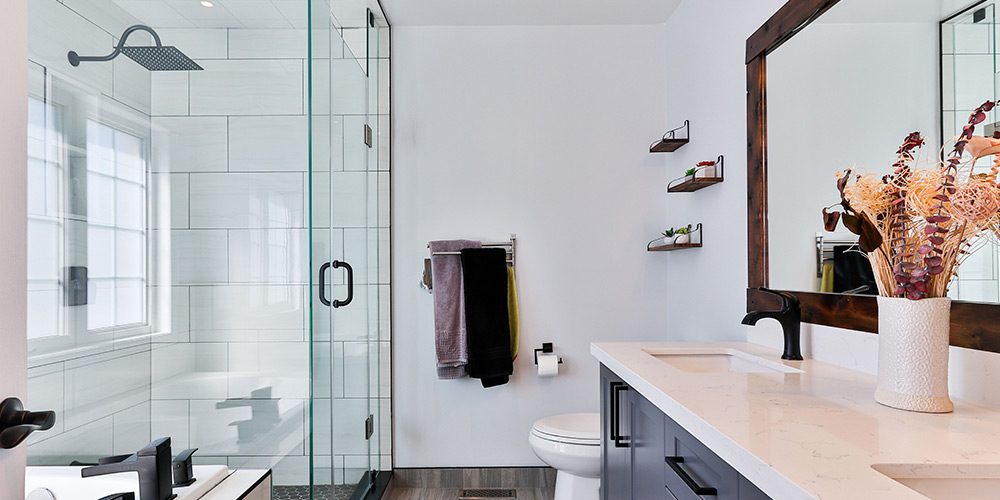 how-to-keep-glass-shower-doors-clean-with-4-household-items